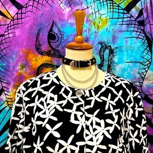 🌈 Lovely white flowers Vintage top